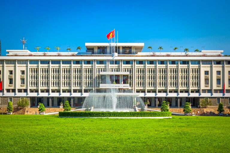 Vooraanzicht van het Reunification Palace (Independence Palace) in Ho Chi Minh City met nationale vlag