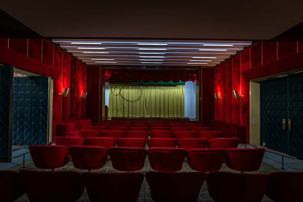Bioscoopzaal in het Reunification Palace, waar de president en gasten films konden bekijken