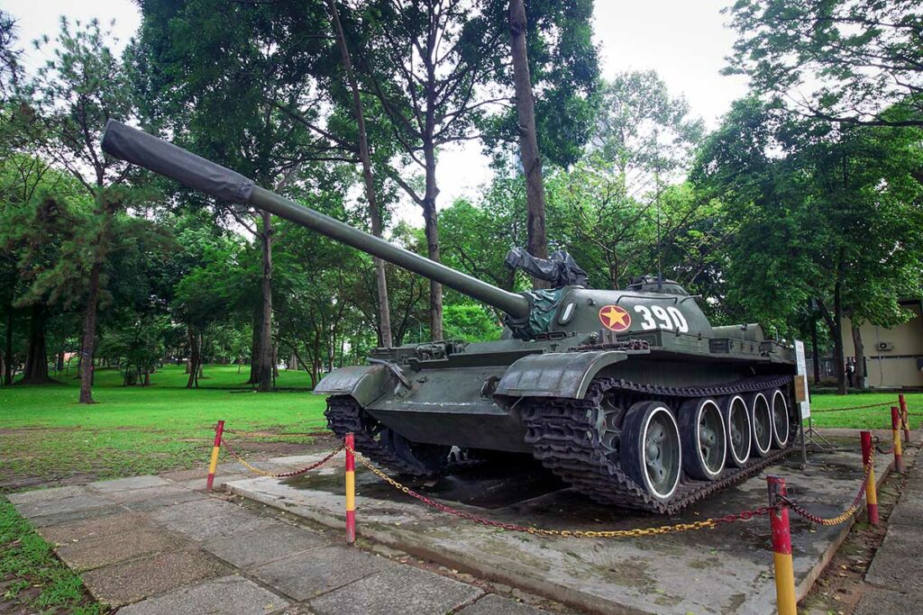 Tank op het terrein van het Reunification Palace in Saigon, symbool van het einde van de Vietnamoorlog