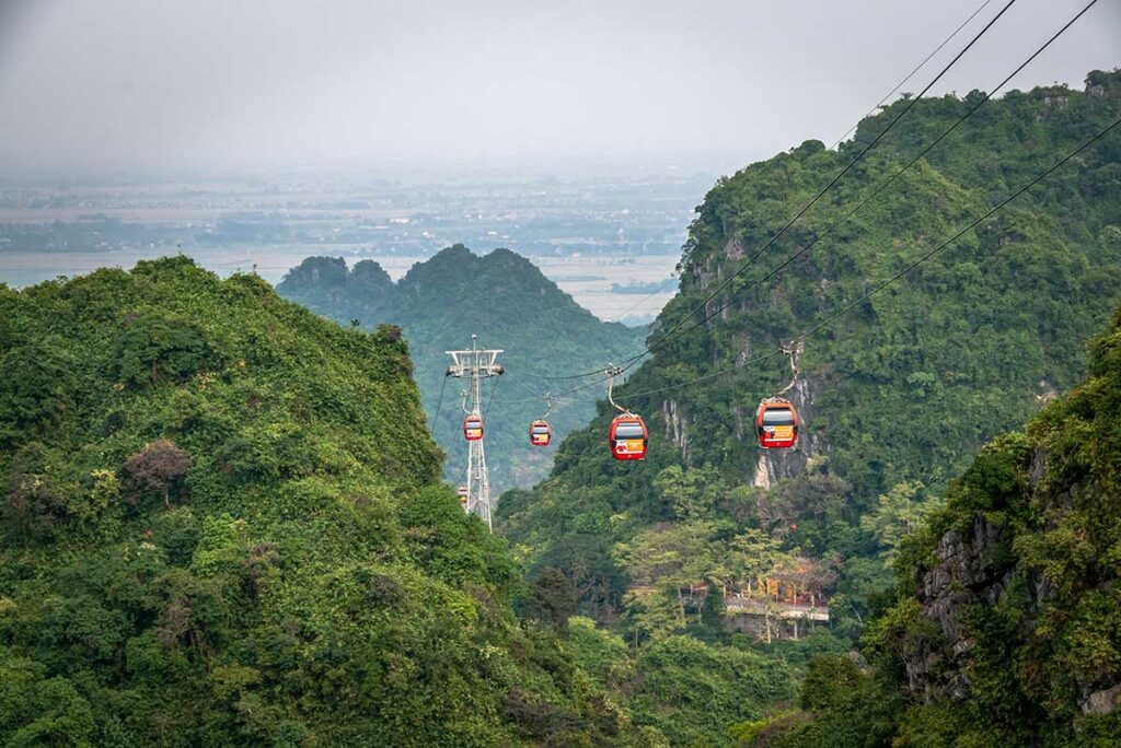 Kabelbaan bij de Perfume Pagoda die bezoekers door een groen berglandschap richting het tempelcomplex vervoert