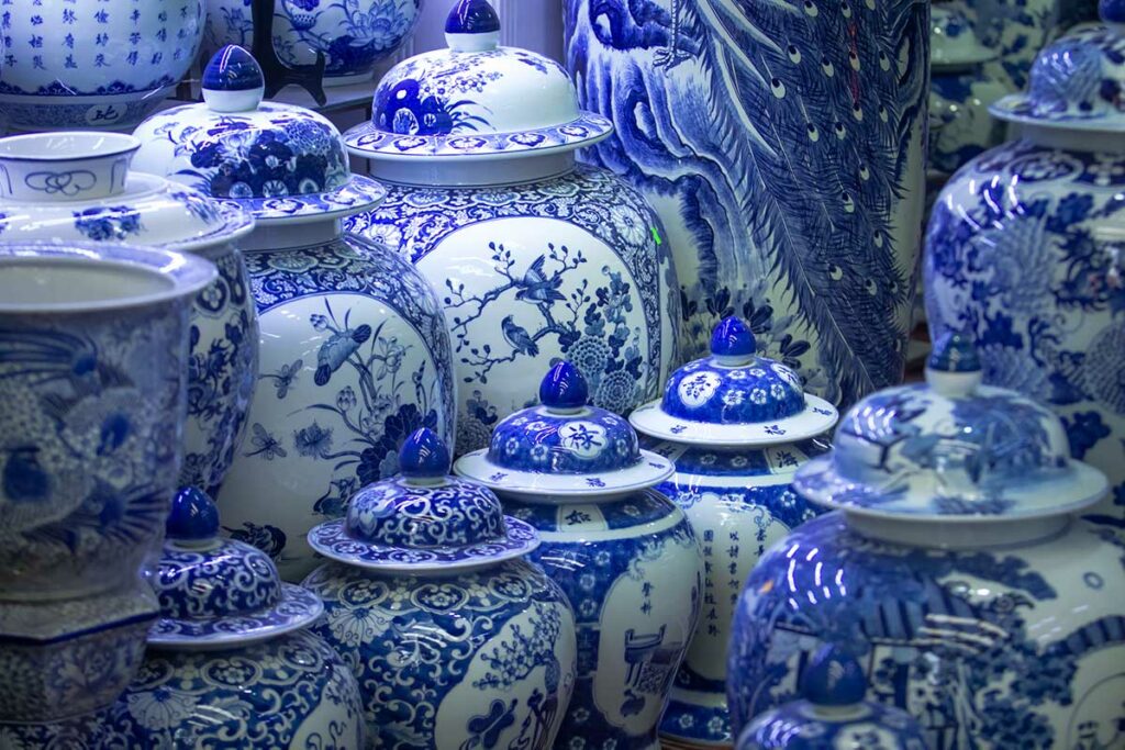 Traditioneel blauw-wit aardewerk en keramische potten uit Bat Trang Ceramic Village bij Hanoi