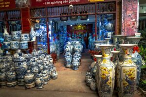 Keramiekwinkel in Bat Trang met grote vazen en traditioneel Vietnamees aardewerk