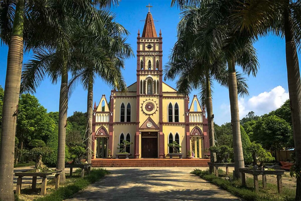 atholieke kerk in Dong Dang Town nabij de Chinese grens, een opvallend gebouw tussen palmbomen in Lang Son