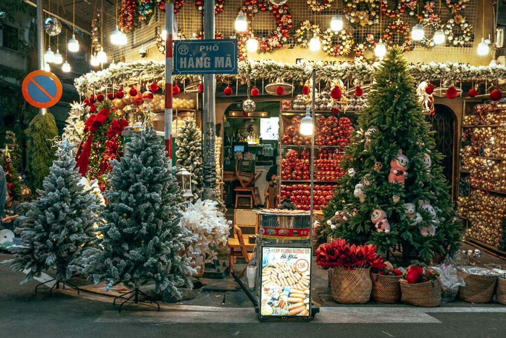 Kerstversiering en decoraties in Hang Ma Street in Hanoi tijdens de decembermaand