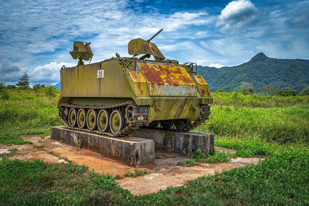 Verweerd Amerikaans legervoertuig uit de Vietnamoorlog, tentoongesteld op de Khe Sanh Combat Base in Quang Tri.