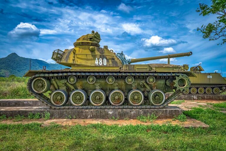 Amerikaanse tank uit de Vietnamoorlog op het terrein van de Khe Sanh Combat Base, met bergen op de achtergrond.