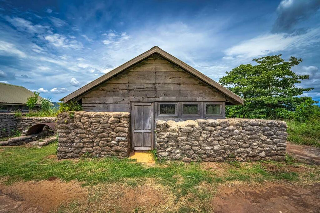 Nagebouwde barak op de Khe Sanh Combat Base, onderdeel van het openluchtmuseum op het terrein van Ta Con Airport.