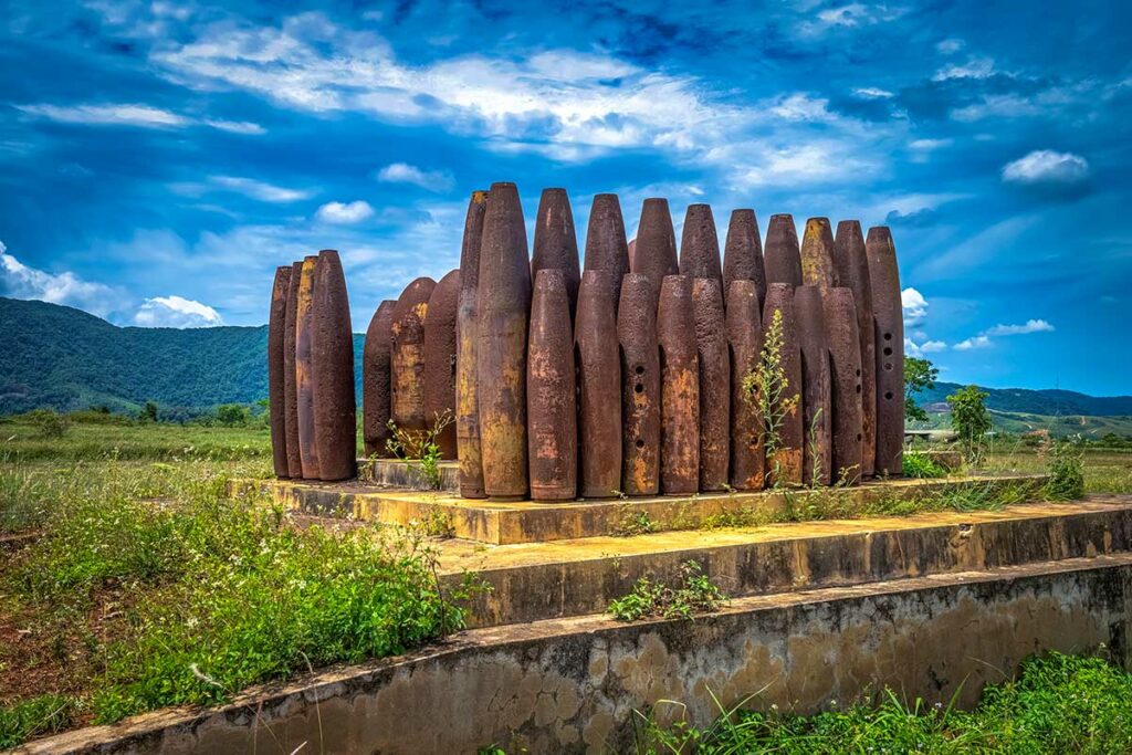Grote verzameling artilleriegranaten bij de Khe Sanh Combat Base, een tastbare herinnering aan de zware bombardementen in de regio.