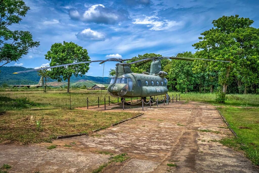 CH-47 Chinook-helikopter op de voormalige landingsbaan van de Khe Sanh Combat Base, gebruikt voor troepen- en bevoorradingsvluchten tijdens de Vietnamoorlog.