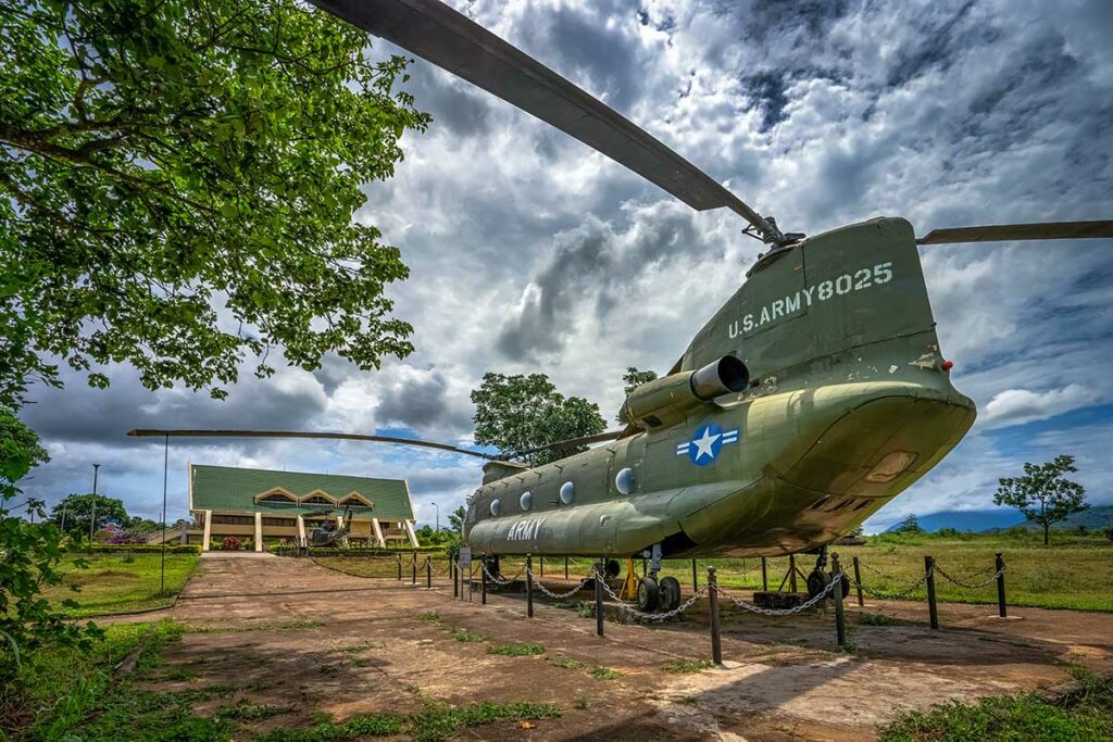 CH-47 Chinook-helikopter tentoongesteld op de Khe Sanh Combat Base, met het museumgebouw op de achtergrond.