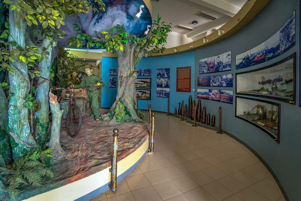 Interieur van het Khe Sanh Combat Base museum met foto’s, diorama’s en oorlogsmateriaal uit de DMZ-regio.