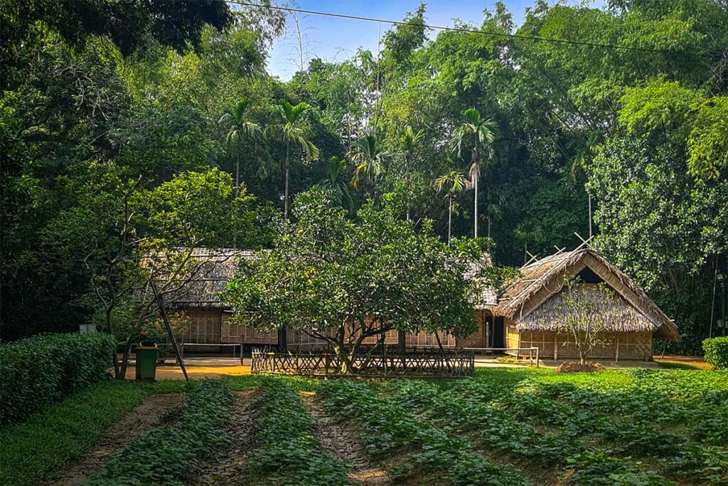 Eenvoudige traditionele woningen in Kim Lien Village, de geboorteplaats van Ho Chi Minh, op ongeveer een uur rijden van Vinh.