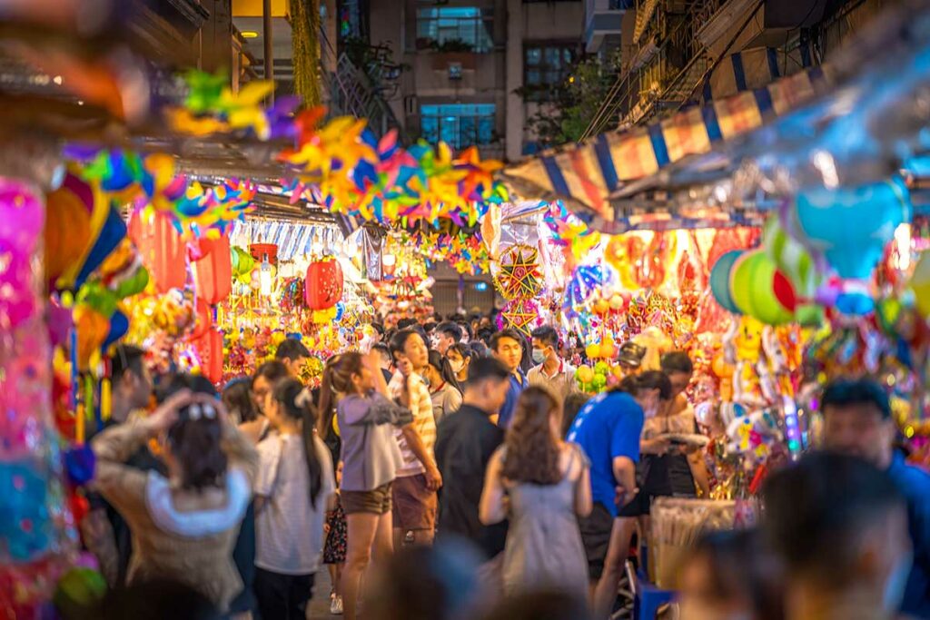 Drukke avond in Lantern Street in Chinatown Ho Chi Minh City tijdens het Midherfstfestival, met veel mensen en felgekleurde lantaarns.