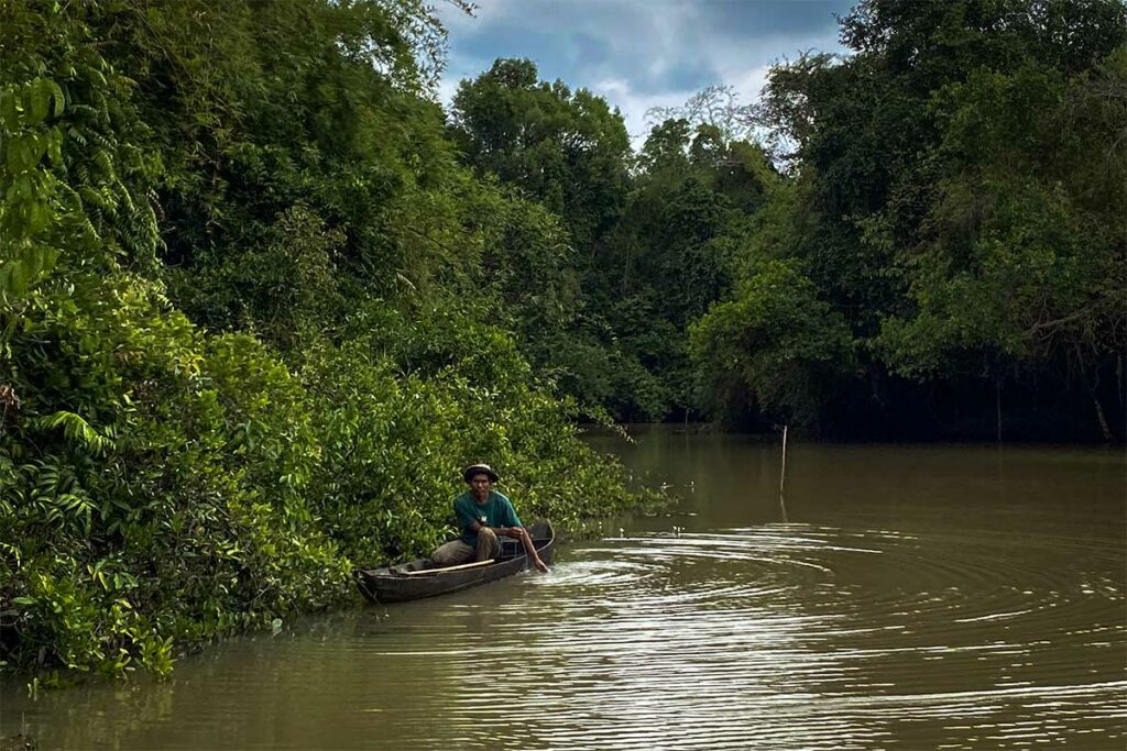 Boot op de rivier in Lo Go Xa Mat National Park bij Tay Ninh, een afgelegen natuurgebied aan de Cambodjaanse grens