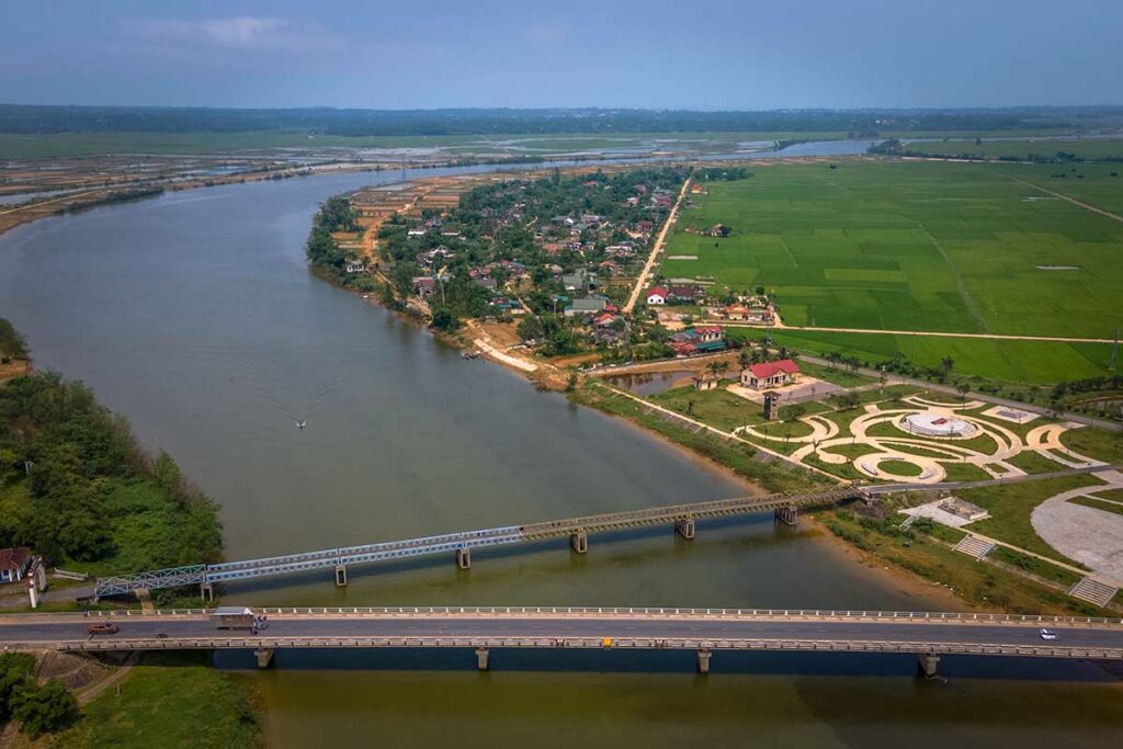 Luchtfoto van de Hien Luong Bridge en de Ben Hai-rivier, zichtbaar als historische scheidslijn in de DMZ van centraal Vietnam.