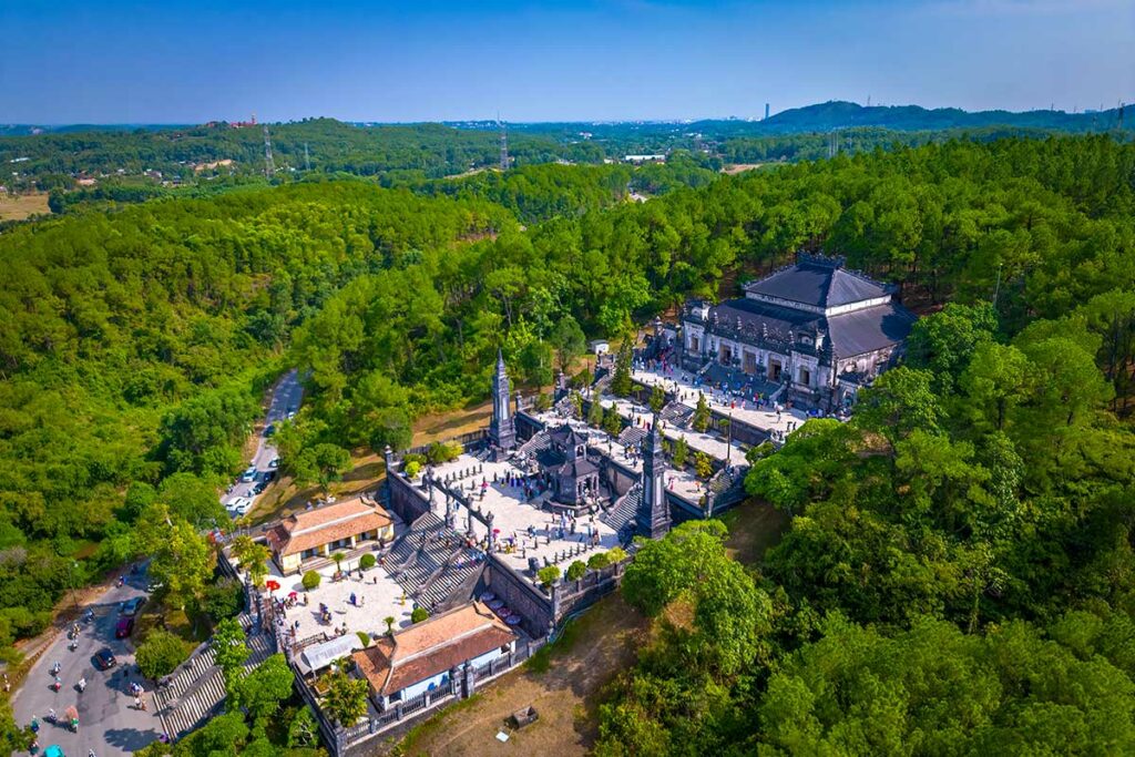 Luchtfoto van de Tombe van Khai Dinh in Hue, gelegen tussen groene bossen op Chau Chu Mountain net buiten de stad.