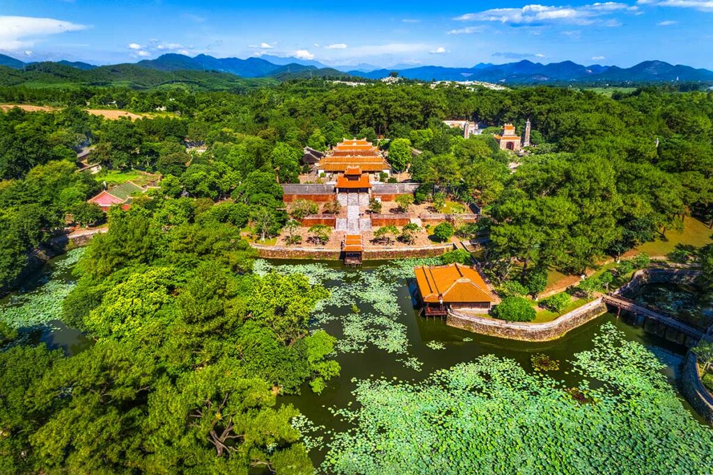 Luchtfoto van de tombe van keizer Tu Duc in Hue, met het symmetrische complex van tempels, meren, paviljoens en bosrijke omgeving.