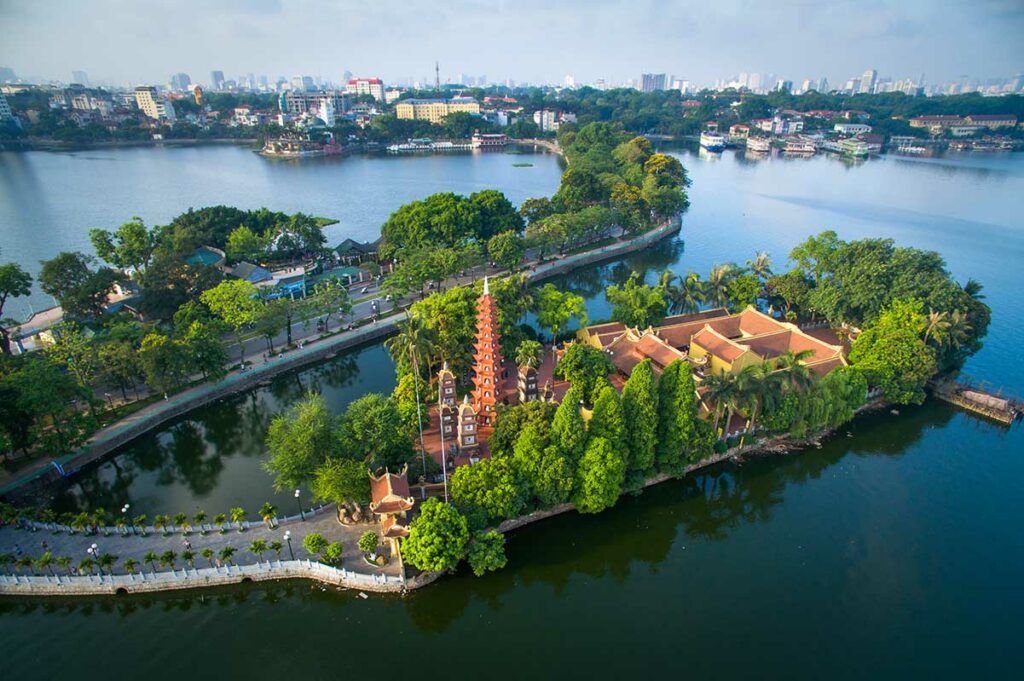 Luchtfoto van de Tran Quoc Pagoda op een eiland in West Lake, de oudste pagode van Hanoi