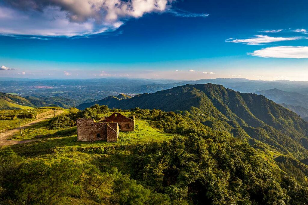 Berglandschap van Mau Son Mountain in Lang Son met resten van Franse koloniale gebouwen en uitzicht over heuvels