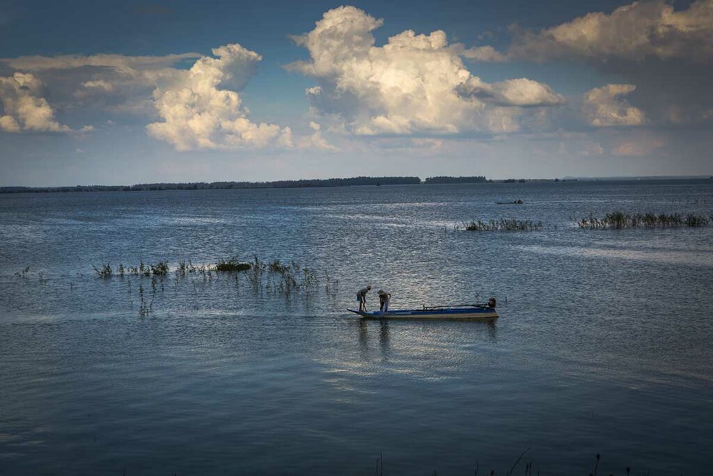 Dau Tieng Lake bij Tay Ninh, een groot stuwmeer omgeven door open landschap en vissersboten