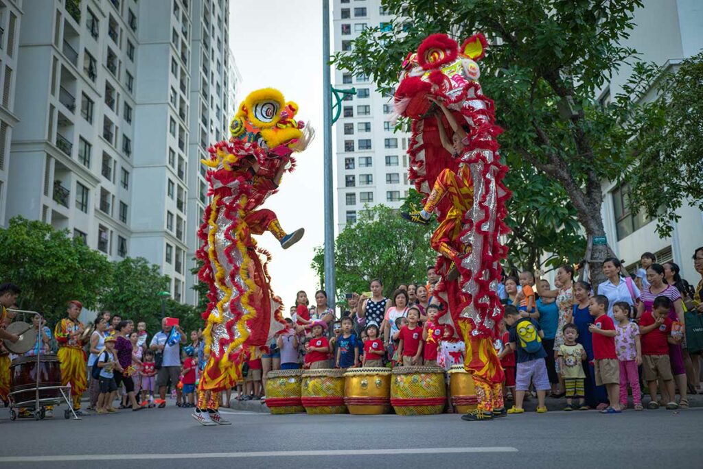 Leeuwendans tijdens het Midherfstfestival in Hanoi, met veel families en kinderen op straat