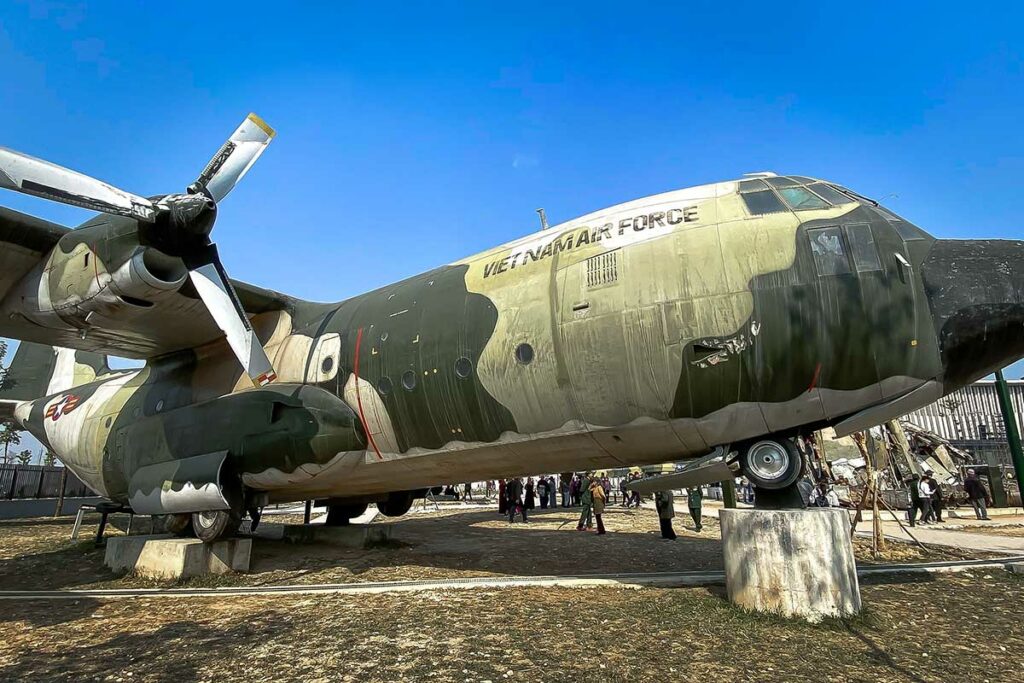 Lockheed Martin C-130A Hercules transportvliegtuig van de Vietnamese luchtmacht op het buitenterrein van het Vietnam Military History Museum in Hanoi.