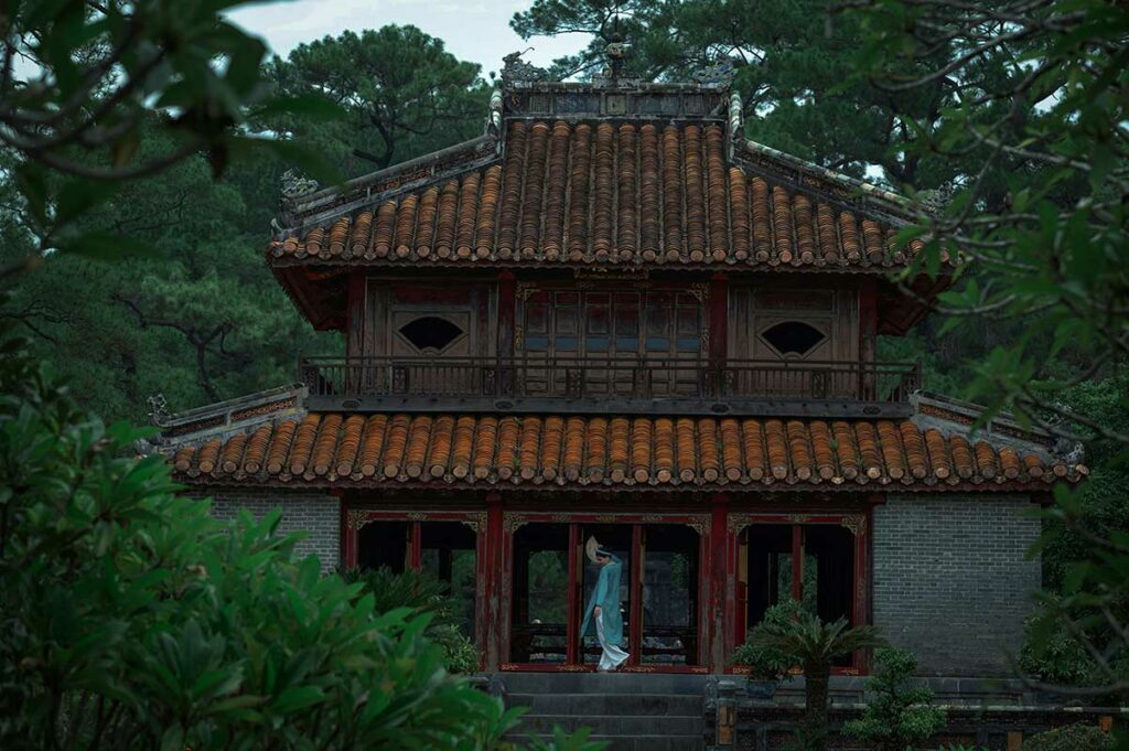 Het Minh Lau-paviljoen bij de tombe van keizer Minh Mang, een drievoudig paviljoen op een heuvel dat symbool staat voor kennis en verlichting.
