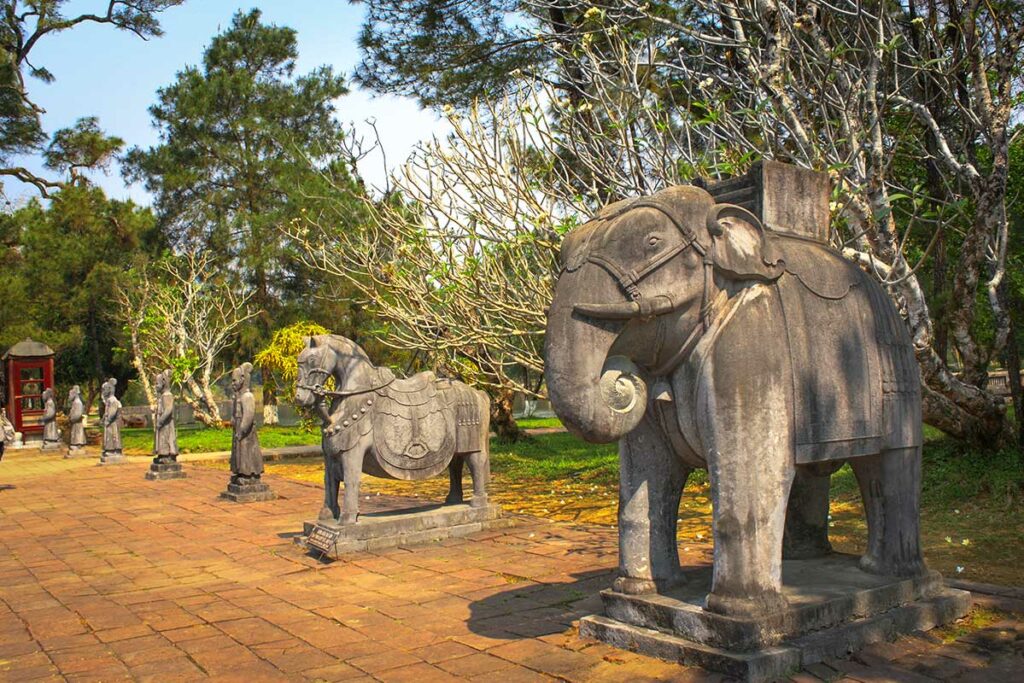 Erehof van de tombe van keizer Minh Mang met stenen beelden van mandarijnen, paarden en olifanten die de keizer symbolisch bewaken.