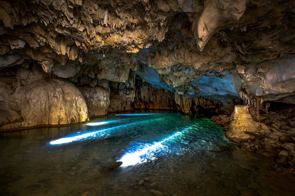 Mo Ga Cave in Thai Nguyen met stalactieten, stalagmieten en natuurlijk licht in de grot