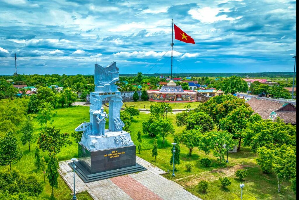 Monument voor de grensbewaking bij de Hien Luong Bridge, ter herdenking van de soldaten die deze DMZ-grens bewaakten tijdens de Vietnamoorlog.