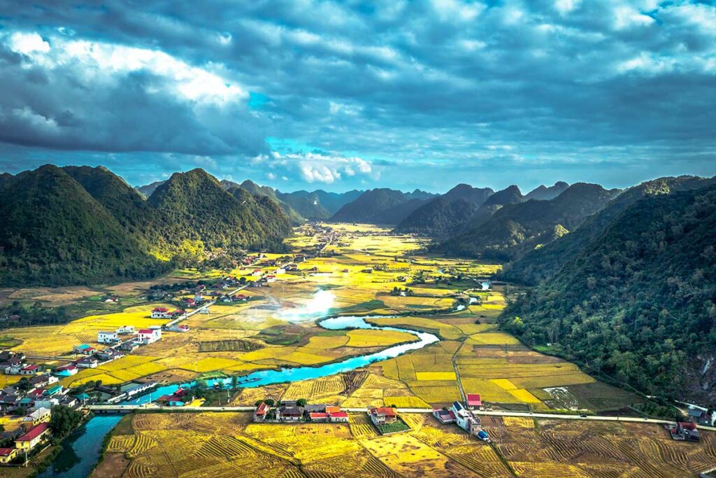 Uitzicht vanaf Na Lay Peak over de Bac Son Valley met rijstvelden en dorpen tussen kalkstenen bergen