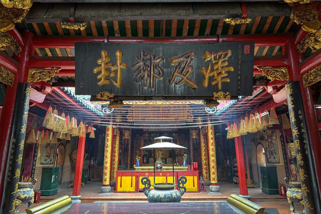 Interieur van Nhi Phu Temple in Chinatown (Cholon) in Ho Chi Minh City, met altaar en traditionele wierookspiralen