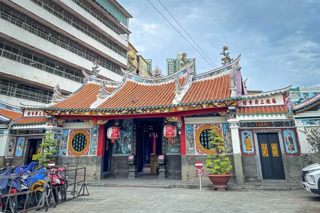 Vooraanzicht van Nhi Phu Temple in Chinatown (Cholon), een traditionele Chinese tempel in Ho Chi Minh City