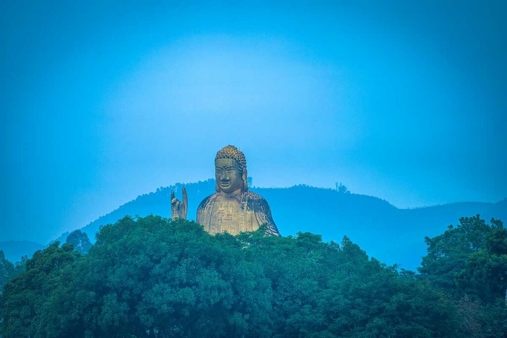 Groot Boeddhabeeld bij Nui Coc Lake in Thai Nguyen, omringd door bos en heuvels