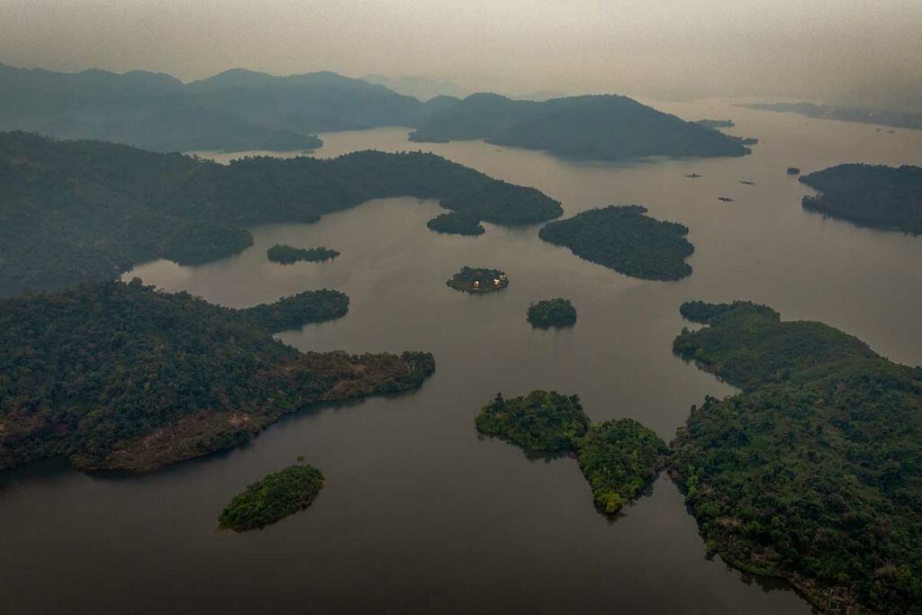 Luchtfoto van Nui Coc Lake in Thai Nguyen met eilandjes en beboste heuvels in het meer