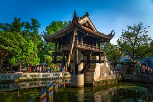 Vooraanzicht van de One Pillar Pagoda in Hanoi, gezien vanaf de stenen trap met traditionele reliëfs en het altaar zichtbaar in de tempel