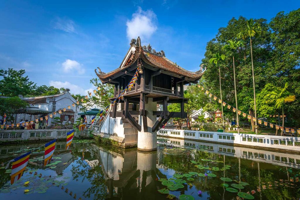 De One Pillar Pagoda in Hanoi gezien vanaf de lotusvijver, met het houten tempeltje op één stenen pilaar en weerspiegeling in het water