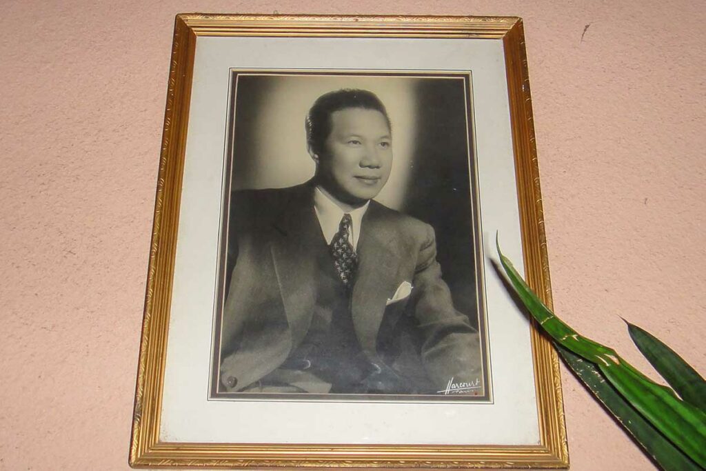 Portret van keizer Bao Dai, de laatste keizer van Vietnam en de Nguyen-dynastie, gefotografeerd in westerse kleding tijdens de koloniale periode.