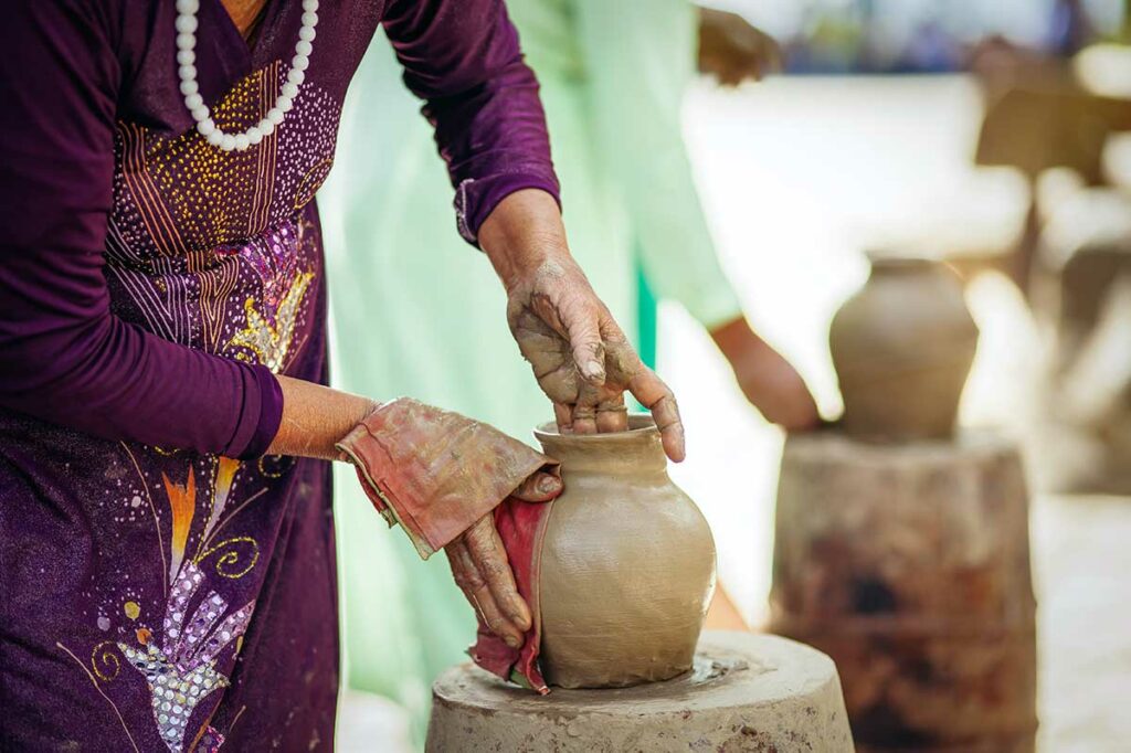 Demonstratie pottenbakken door een ambachtsvrouw in Bat Trang Ceramic Village bij Hanoi