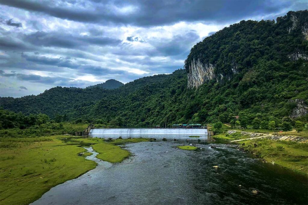 Landschap in Pu Mat National Park met rivier, groene heuvels en kalkstenen rotsen, een groot natuurgebied ten westen van Vinh.