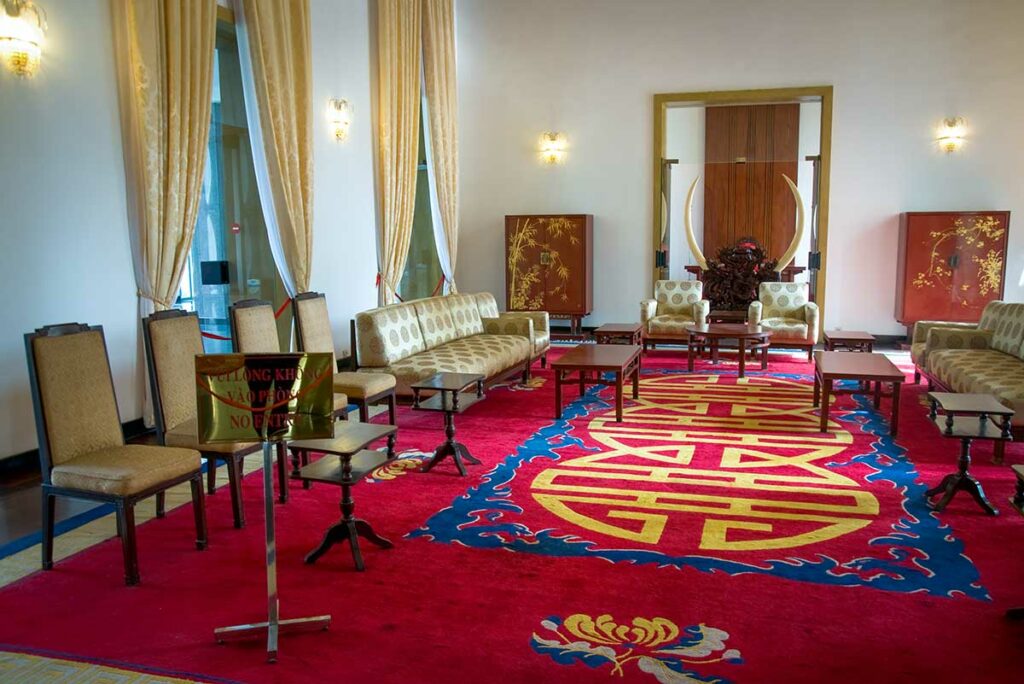 Interieur van een representatieve kamer in het Reunification Palace, met originele inrichting uit de jaren 60 en 70