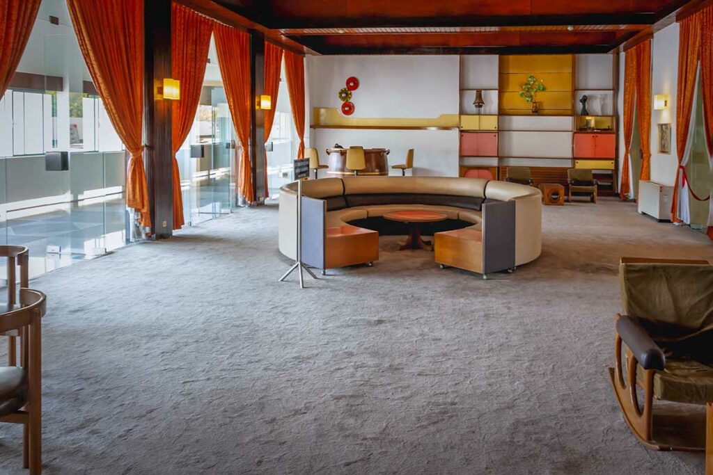 Recreatieve zitkamer in het Reunification Palace, ingericht zoals tijdens het presidentschap van Zuid-Vietnam