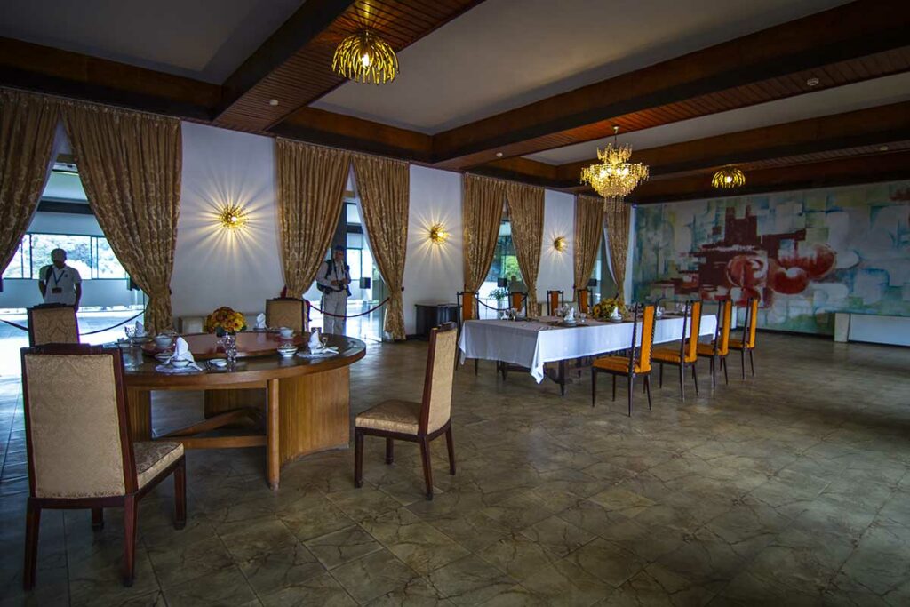Eetzaal in het Reunification Palace in Ho Chi Minh City, gebruikt voor officiële diners en ontvangsten