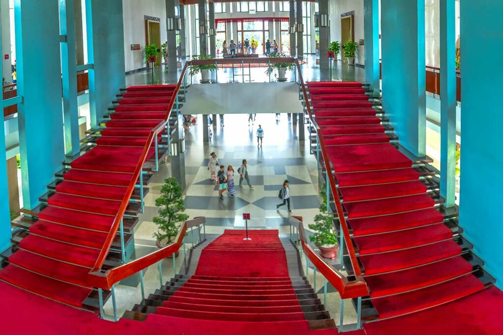 Hoofdstaircase binnen in het Reunification Palace in Ho Chi Minh City, met rode loper en open centrale hal