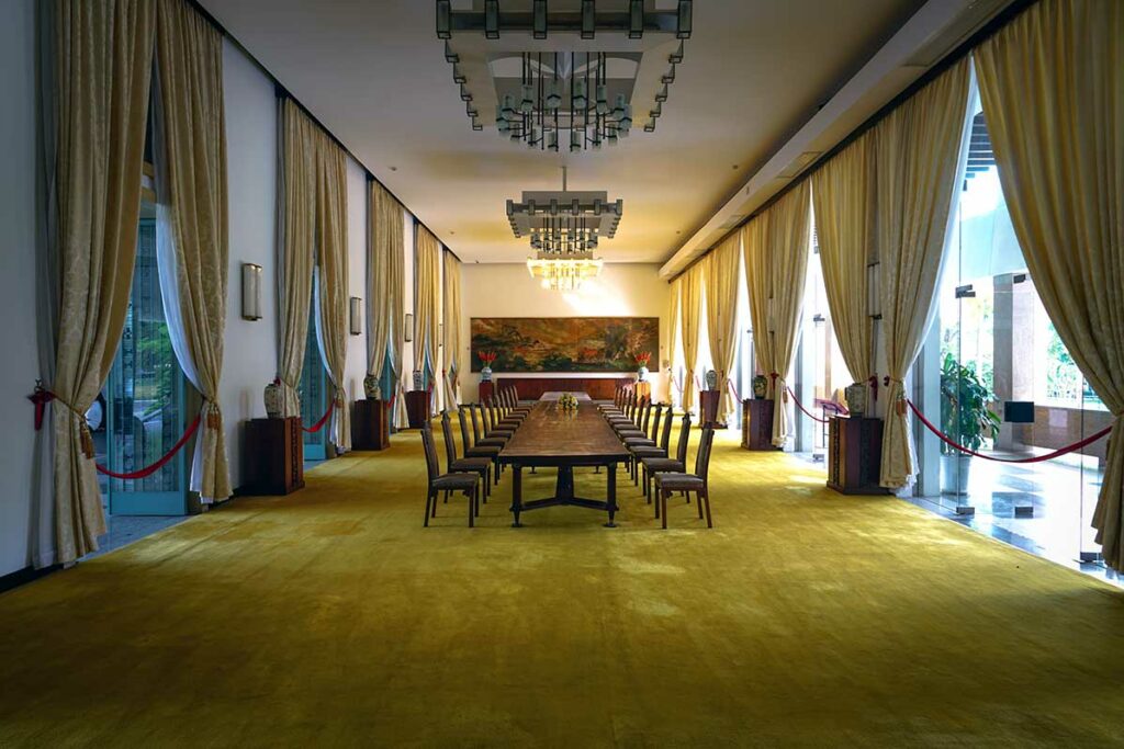 Vergaderruimte in het Reunification Palace in Ho Chi Minh City, waar officiële bijeenkomsten werden gehouden