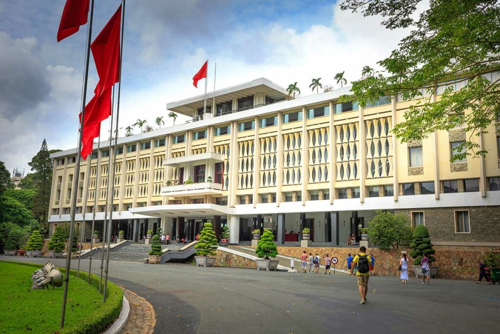 Vooraanzicht van het Reunification Palace (Independence Palace) in Ho Chi Minh City met bezoekers op het plein