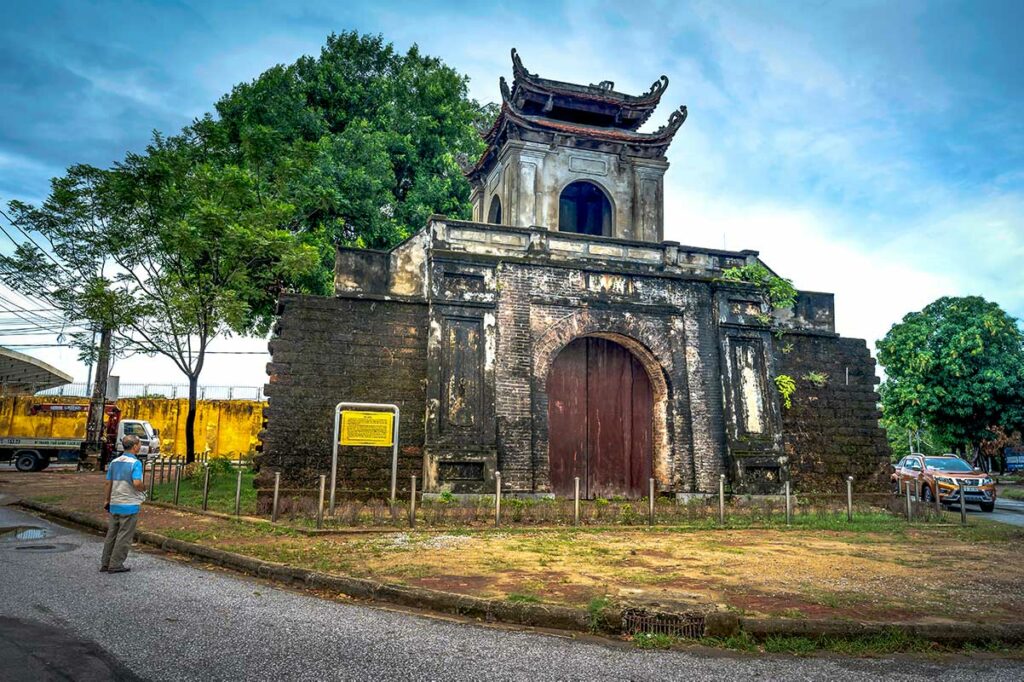 Overblijfselen van de Nghe An Citadel in Vinh, met een oude stadspoort uit de Nguyen-dynastie en zichtbare oorlogsschade.