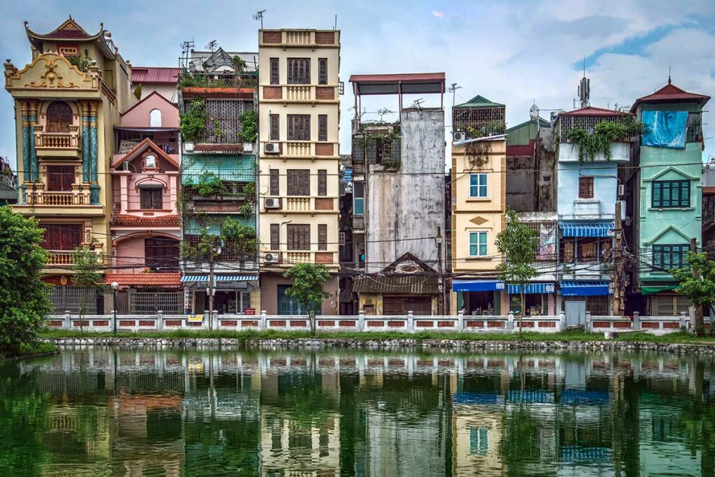 Smalle woonhuizen rond B-52 Lake in Hanoi, die het lokale karakter van de Ngoc Ha-wijk laten zien