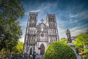 St. Joseph’s Cathedral in Hanoi gezien vanaf het plein met de twee neogotische torens en Mariabeeld op de voorgrond