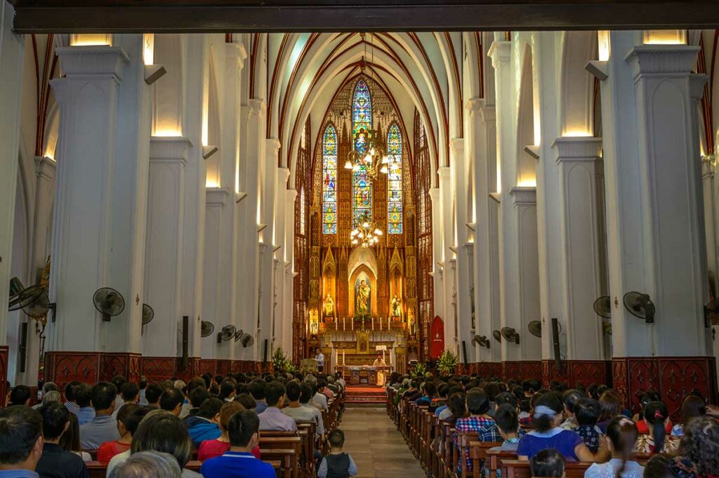 Mis in St. Joseph’s Cathedral in Hanoi met lokale gelovigen tijdens een kerkdienst in het middenschip